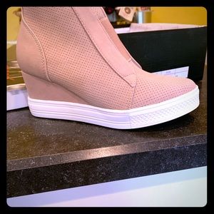 Women’s wedge sneakers